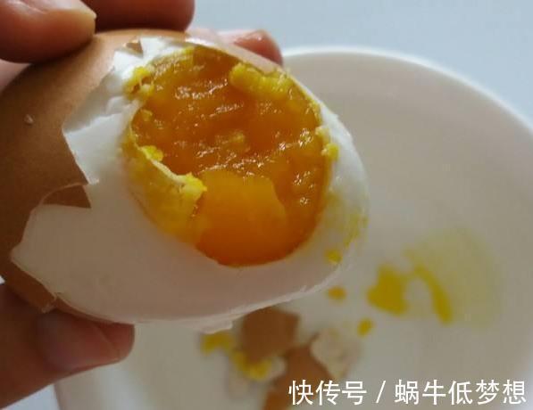 咸鸭蛋|鸡蛋这样腌,简单易做,新手也能一次搞定,个个鸡蛋都流油起沙