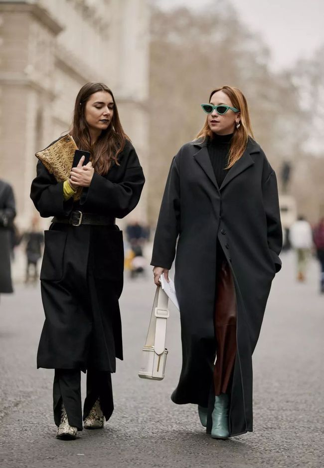 时尚 时尚品味真不错,黑色大衣配灰色卫衣休闲舒适,看上去极其的高级