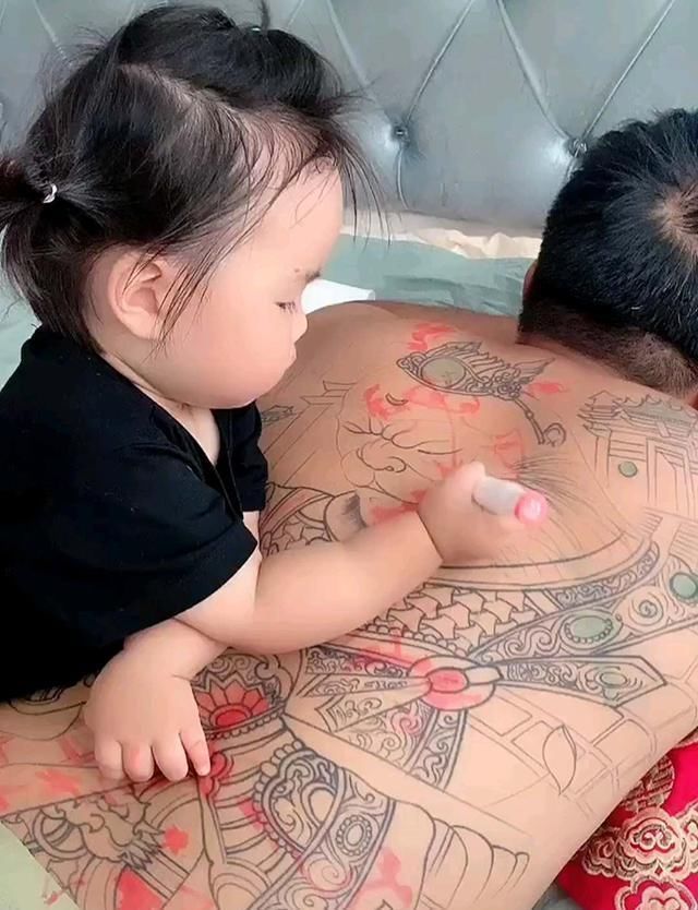爱拼才会赢|女儿给爸爸的纹身上色,社会人秒变“小清新”,网友洗洗还能用