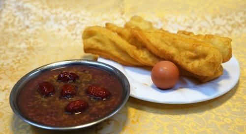 红枣应该生吃还是熟吃?营养专家提醒:肠胃不好的人,别吃错了