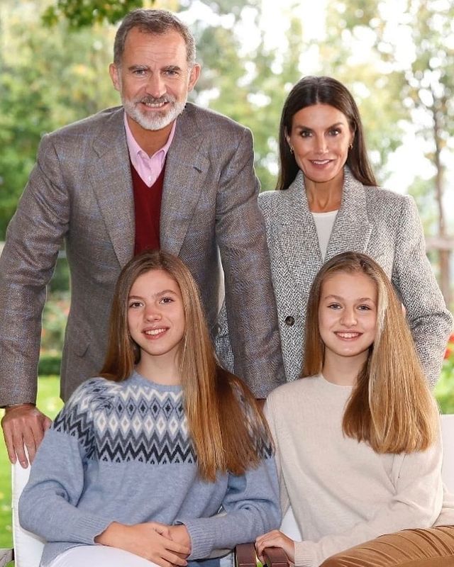 全家福|西班牙王室圣诞全家福来啦! 索菲亚公主穿蓝毛衣亮相, 又完胜姐姐