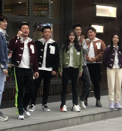 比拎包轻松!巩立姣录制综艺单手拎起白鹿 网友惊呼