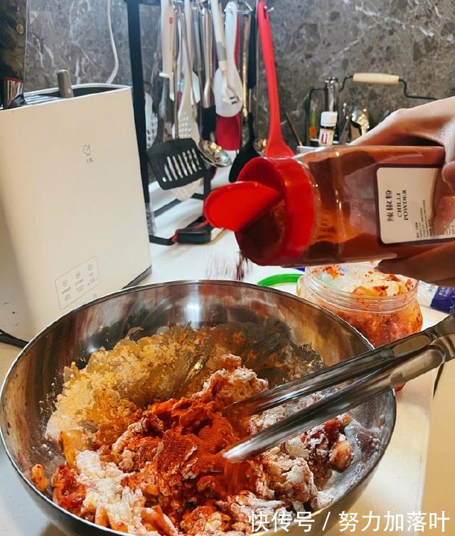 林允晒照托腮wink娇俏可人 绑发下厨显清纯