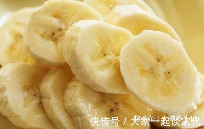 癌细胞|吃香蕉的时候不要和此物一起吃，癌细胞最喜欢，现在知道还不晚