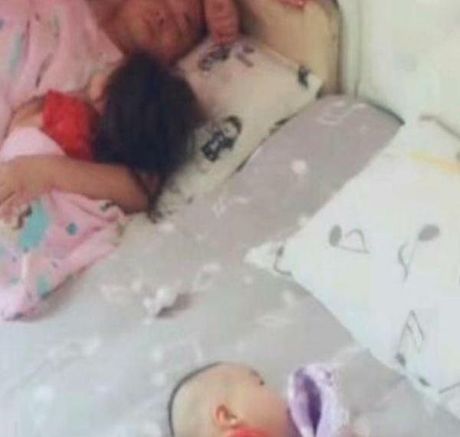 儿子|爸爸搂着女儿睡午觉,镜头一转,网友 儿子应该是赠品