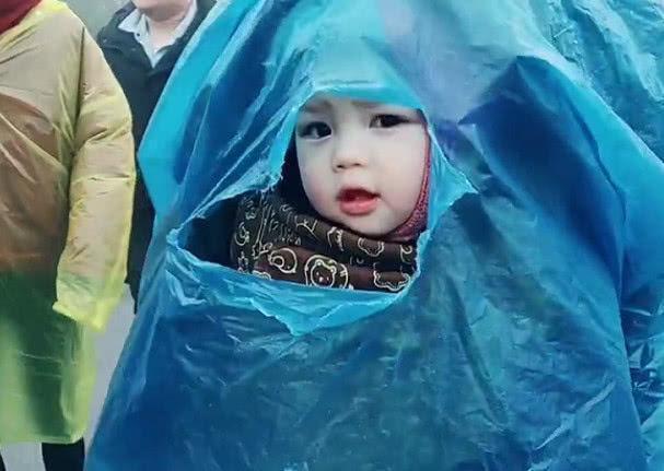 带娃爬山突遇下雨,“袋鼠奶爸”火了,宝宝:我是谁?我在哪?