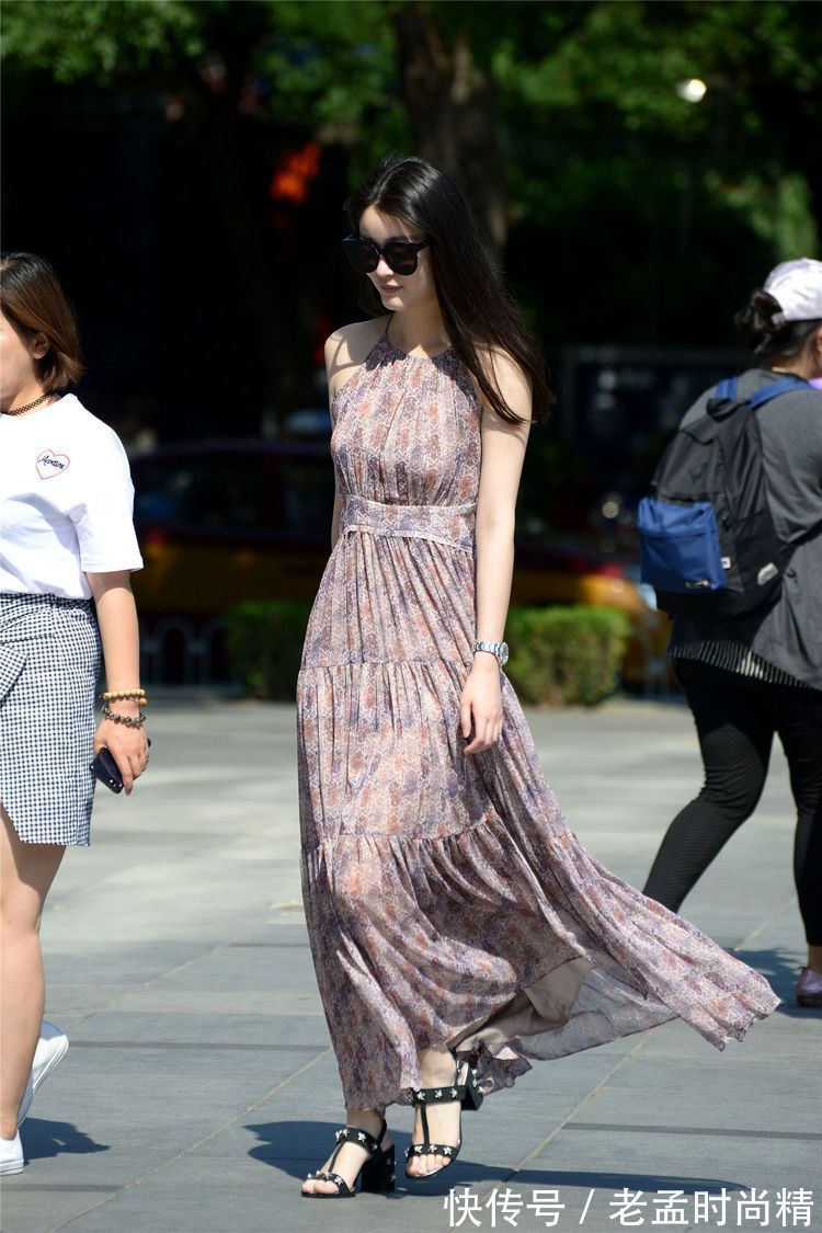 时尚|街拍:小姐姐穿着无袖连衣长裙,裙摆到脚踝,带着一股仙气的感觉