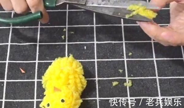 水果网套别乱扔，这样剪一剪就能变废为宝，小孩看了都抢着玩