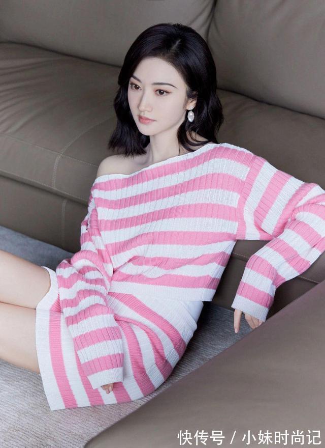 毛衣|粉色毛衣搭配短裙美女,颜色艳丽,给人眼前一亮的感觉