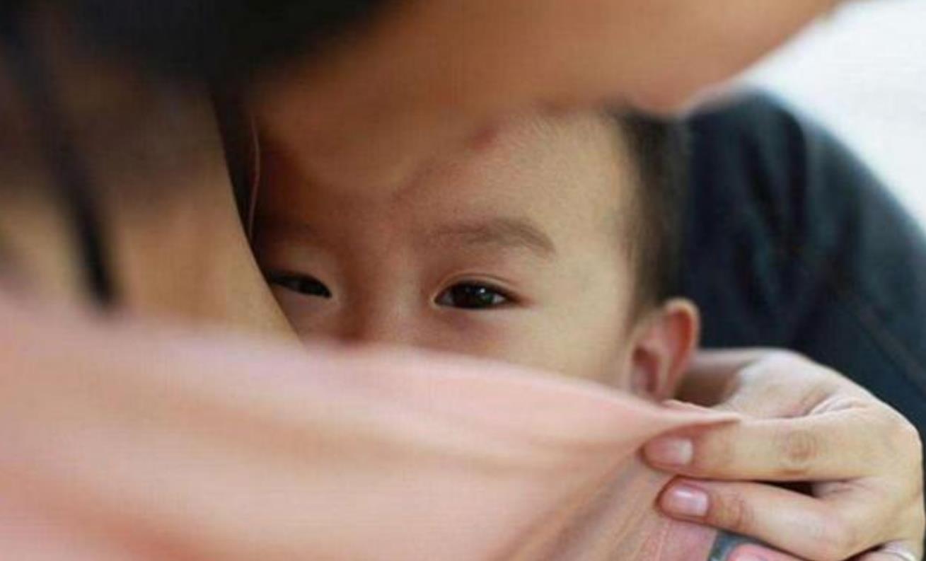 母婴|宝妈公交车上掀衣服哺乳，被大爷指责没素质，宝妈回怼令路人称赞