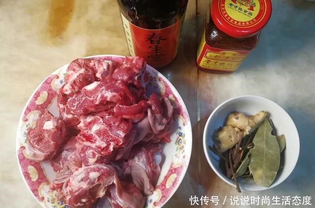 补冬少不了羊肉，羊肉做得好，有两样调料少不了