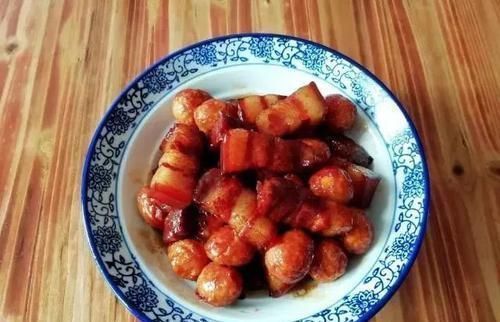 老同学来家里做客,做了5道家常菜,成本不到80元,大家都吃嗨了