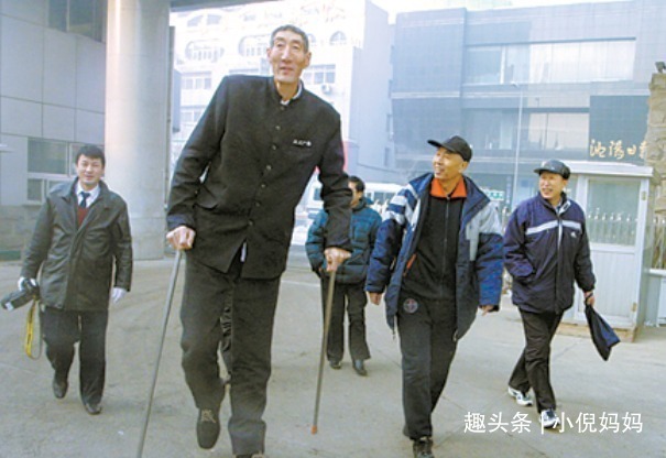 鲍喜顺|中国第一巨人鲍喜顺不听医生劝告,执意生下一子,一家现状如何