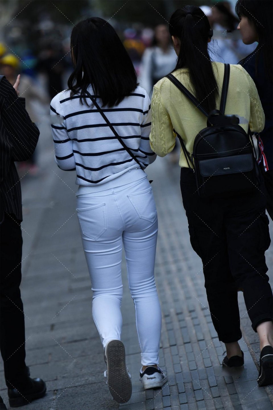 颜色|美女街拍:白色条纹上衣, 搭配同色铅笔裤, 整体浅色系穿搭