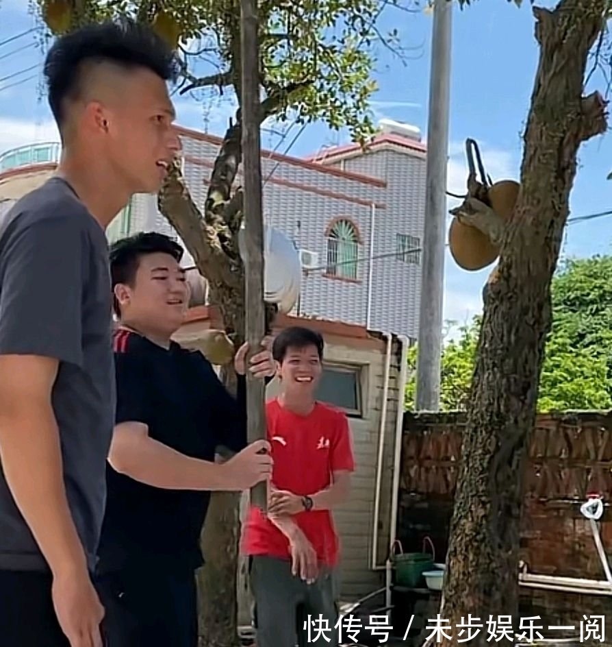全红婵|拿着大棍子打果子!全红婵哥哥和小伙伴玩耍,全哥跳起来瞄准目标