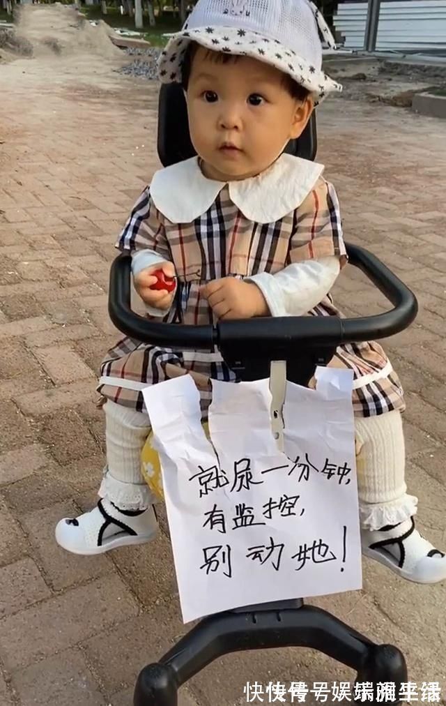 哥哥|哥哥带妹妹遛弯突感内急,为安心上厕所,哥哥贴“告示”保护妹妹