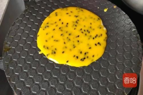  1碗面粉4个鸡蛋，用筷子搅一搅，轻松烙出酥香脆的鸡蛋卷