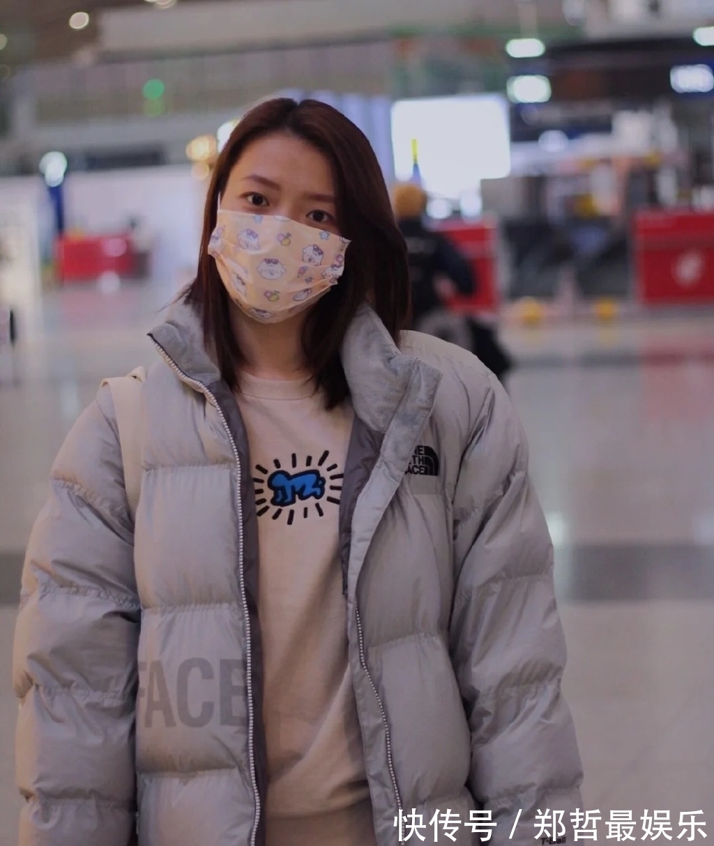 小姐姐|球技颜值并存!国羽现役第一美女独自现身机场,魅力无限明艳动人