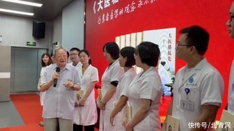 南方医院|“乙肝斗士”骆抗先:75岁“触网”成“网红”,90岁仍坚持每周三次出门诊