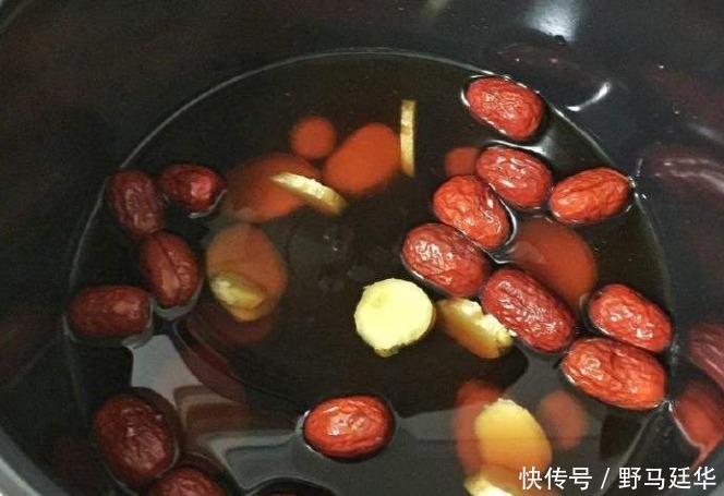 生姜加此物一起煮，女人经常喝，湿气不见了，便秘不来找，远离大肚腩
