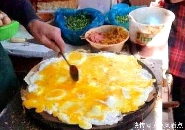 老板|男子吃煎饼果子,要加17个鸡蛋,老板称赔本的生意!
