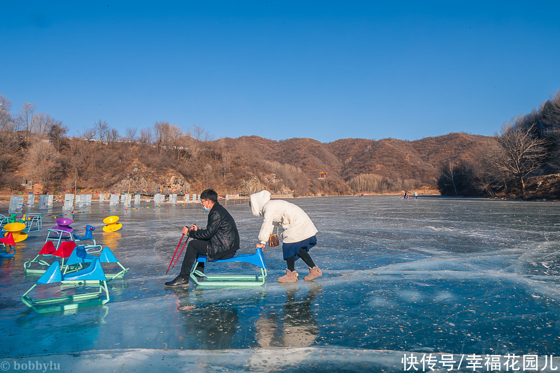 忘忧湖上的蓝冰之旅，感受气泡湖神秘魅力，嗨玩冰雪的玉渡山