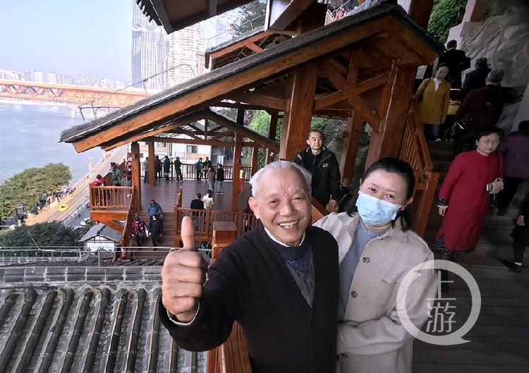 老重庆春节打卡戴家巷悬崖步道 一眼望尽山城特色美景|春节好去处 | 中年