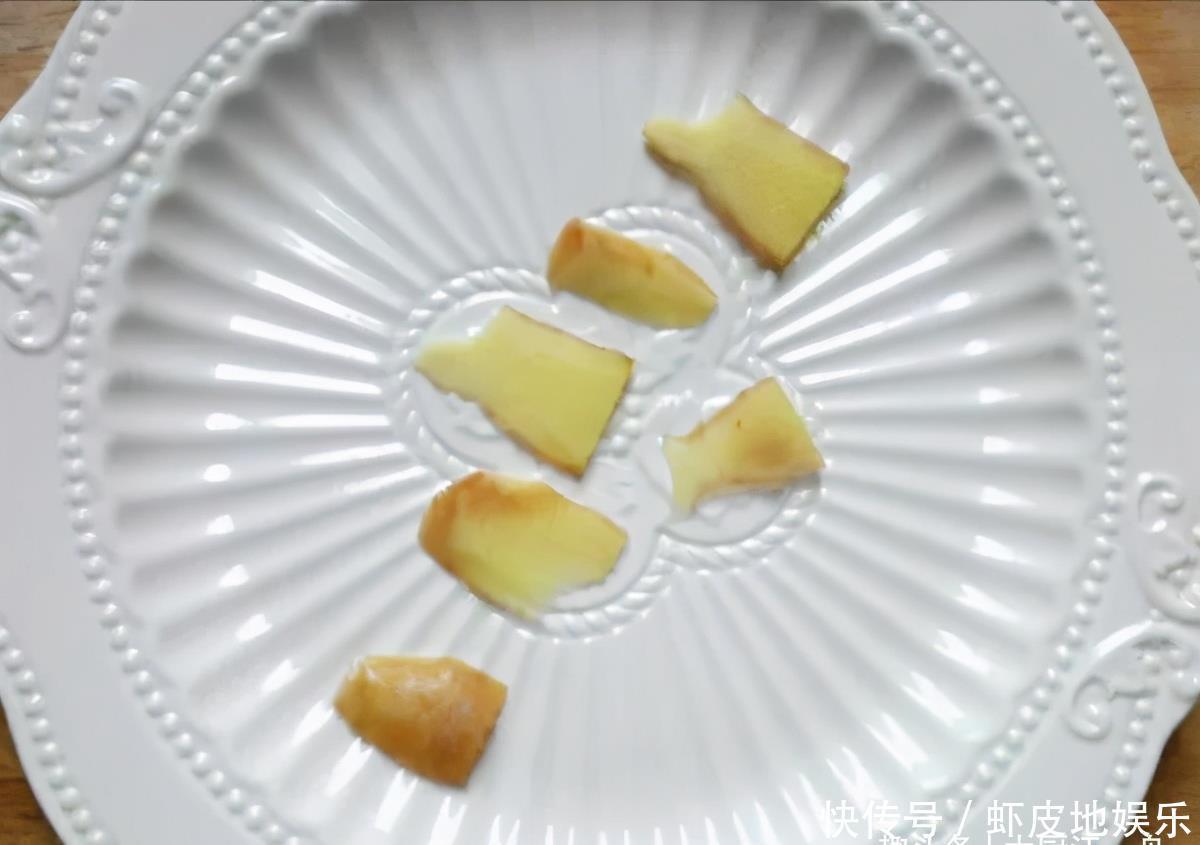 过年做清蒸鱼,冷水还是热水下锅?许多人做错了,难怪鱼肉不好吃