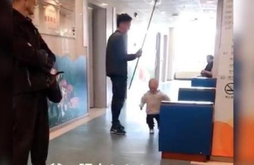 孩子|“小领导”医院视察火了,气势汹汹带着路:生病也影响不了我遛爸
