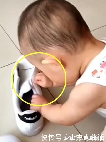 声音|爸爸在家带娃,半个小时没声音,妈妈推门一看,哭笑不得