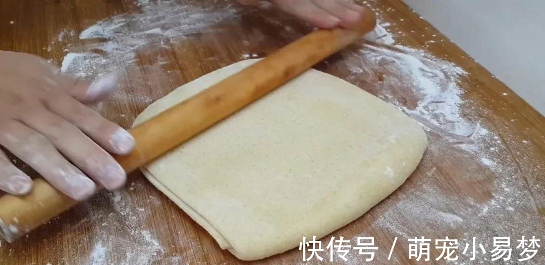 面粉这样做才好吃，撒2把芝麻，外皮焦脆又香甜，比面包烧饼好吃