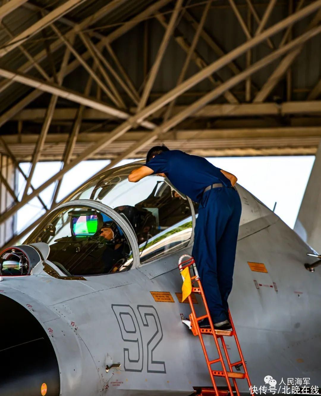 直击海军航空兵跨昼夜飞行训练_易看资讯网