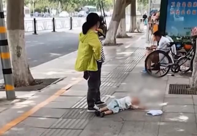母子|孩子躺地不哭不闹，妈妈叉腰沉默看戏，网友：母子俩都是狠人