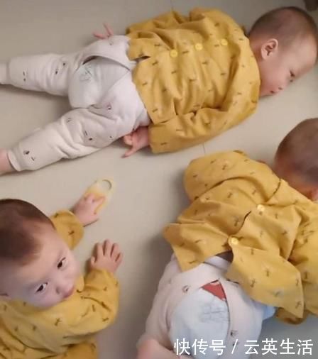 舒舒服|妈妈洗澡,三胞胎宝宝化身“侦察兵”,趴门缝喊妈妈