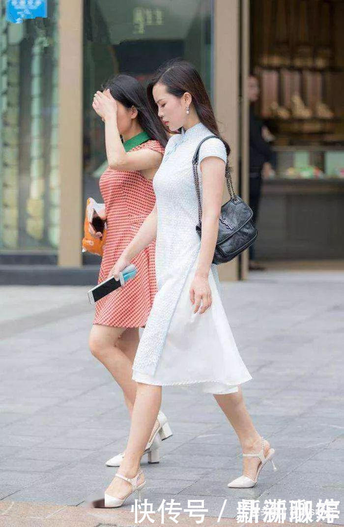 美女脚上一双个性的高跟凉鞋,让她看起来更加的有魅力