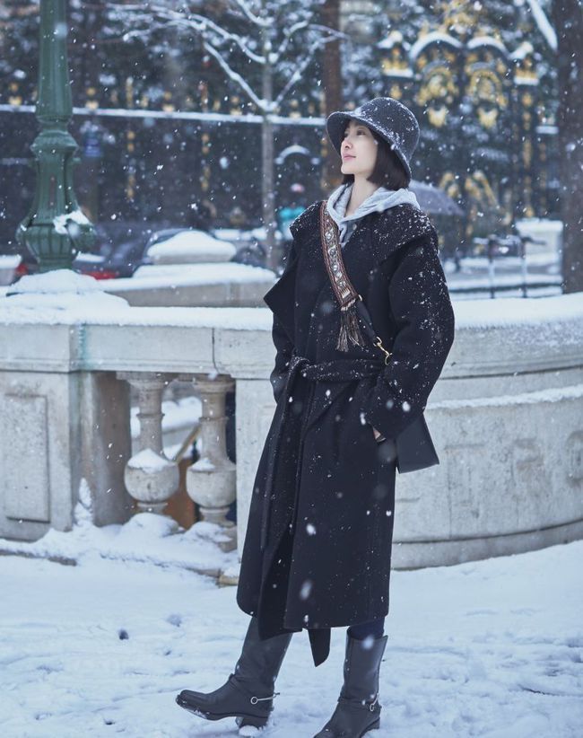 时尚 时尚品味真不错,黑色大衣配灰色卫衣休闲舒适,看上去极其的高级