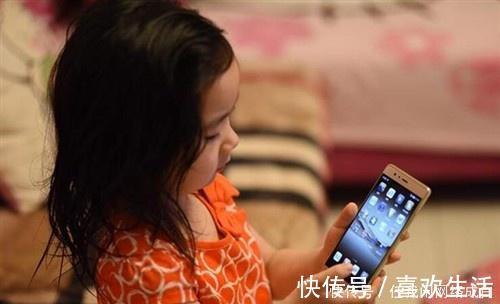 小美好|1岁宝宝偷玩老爸手机,听到爸爸脚步声后,宝宝的反应太机智了