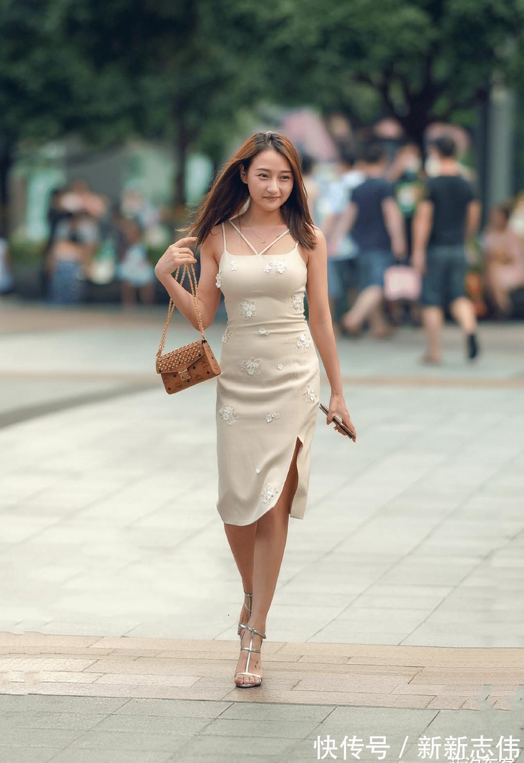 整体造型 带着慵懒睡衣风的吊带裙很流行,清新又高级,让整体造型优雅动人