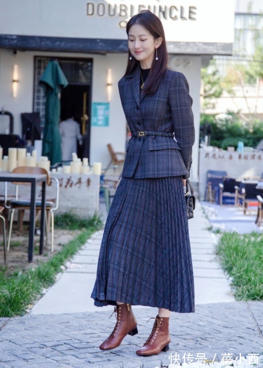 博主 春天穿“百褶裙”最优雅!建议多搭配针织衫,西装外套时髦又高级