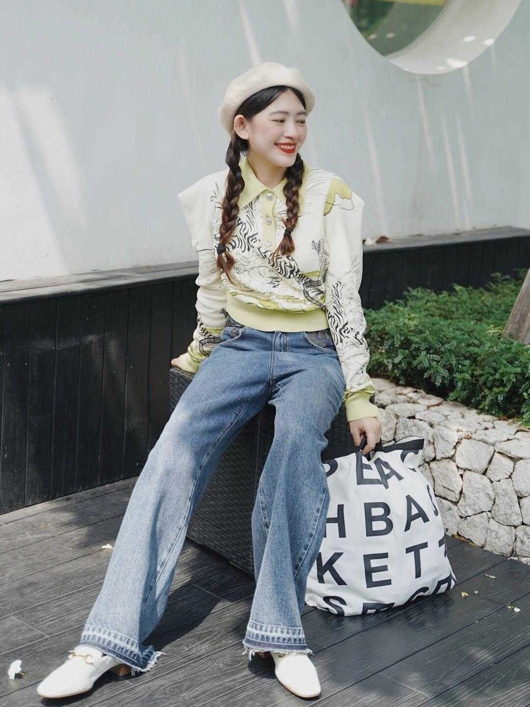 风衣|终于明白小个子的“穿搭精髓”，印花上衣搭配牛仔裤，显高显瘦