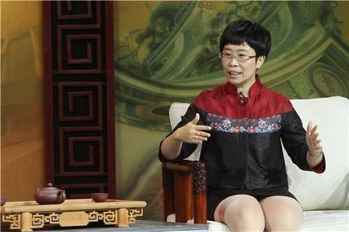 年轻|32岁成为百家讲坛最年轻的主讲人,毕业于北大,如今44岁却仍单身