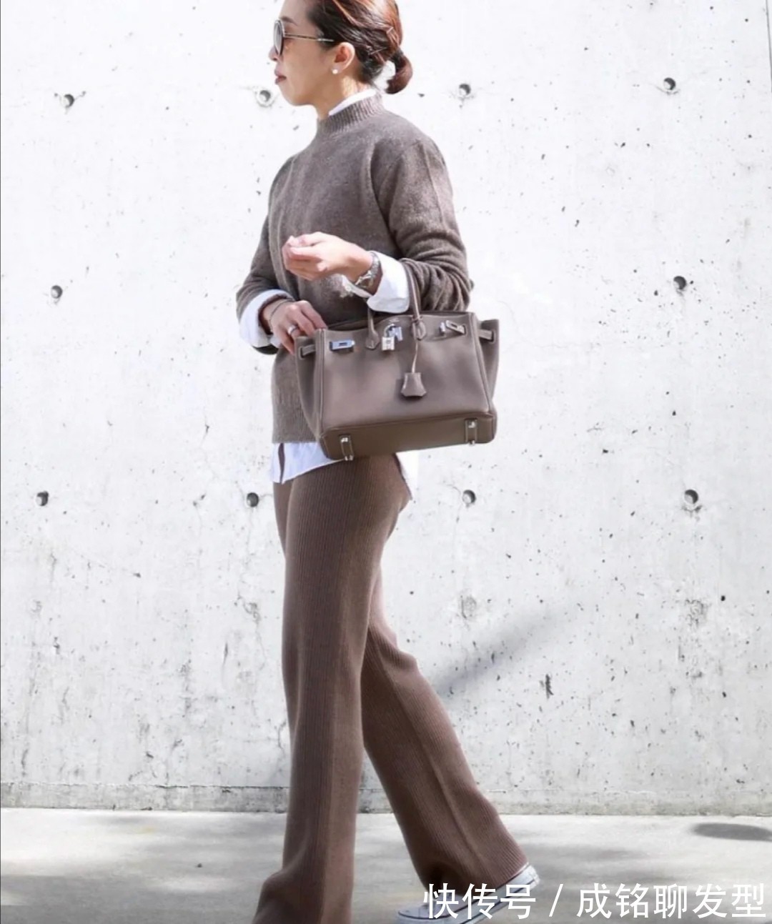 领口|五十岁女人不能错过的毛衣穿搭,简约却不简单,保暖大气显格调