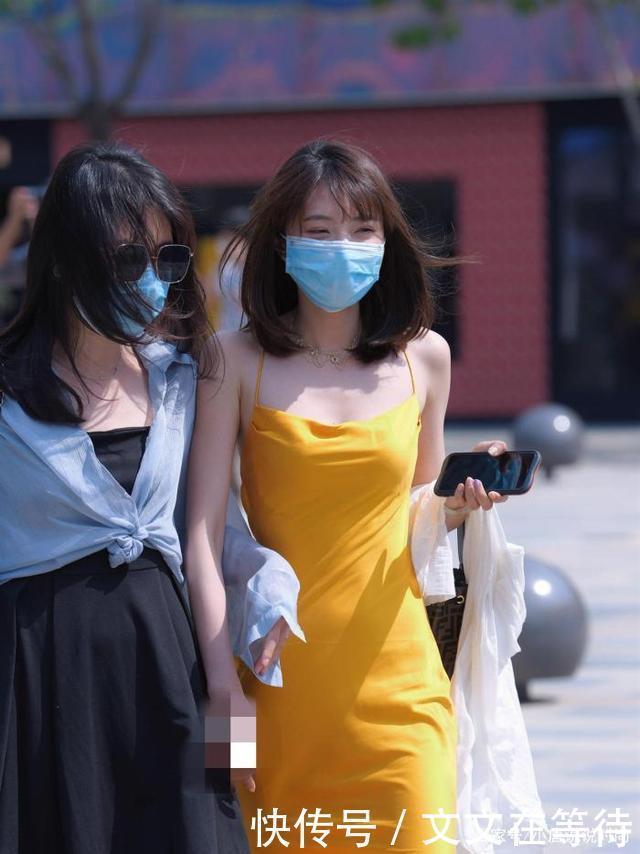 超级明亮的黄色低胸吊带裙,气场十足,真的很漂亮很酷