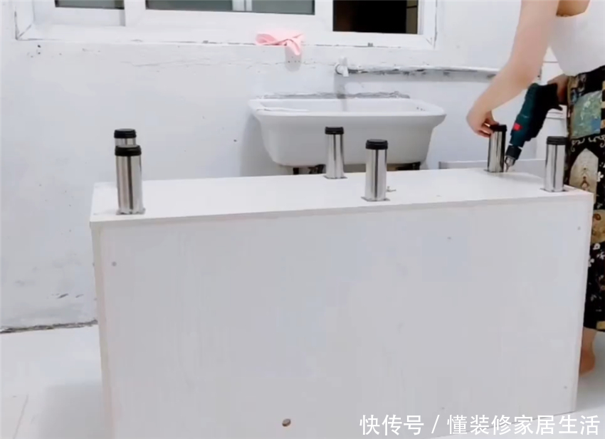 装修|90后姑娘万元“穷装”毛坯房,只身一人徒手装修,网友:佩服