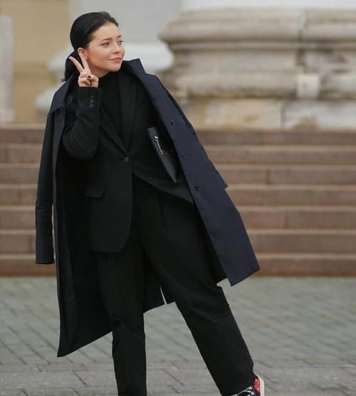 女人不管多少年纪，穿大衣时，最好别配这2双鞋子，另外3双更时髦