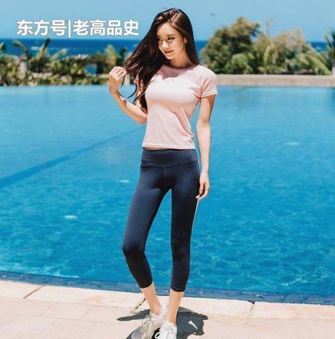 美女|紧身打底裤个性前卫的美女,秀出傲人曲线,焕发时尚气息