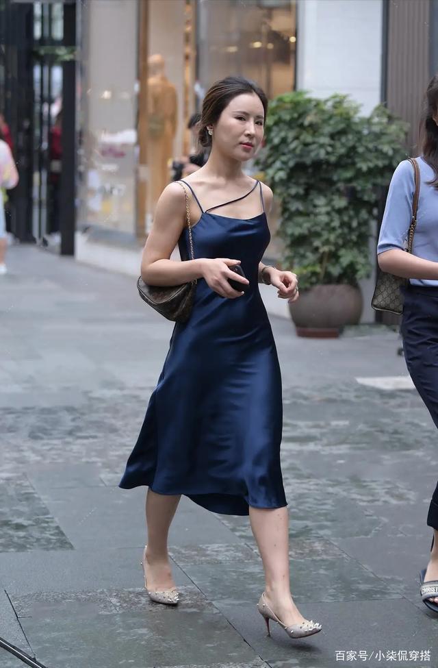 字肩连衣裙|“烂大街”的连衣裙,几十年依旧经久不衰,中年女士越穿越爱!