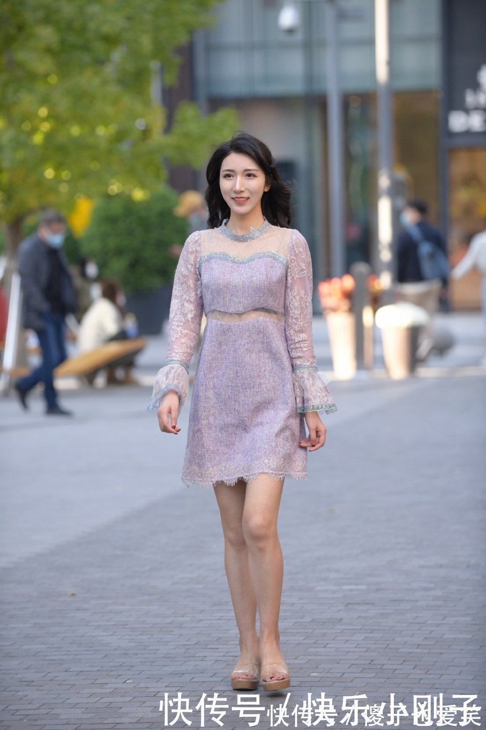 花纹|时髦姑娘这样穿,紫色连衣裙搭配蕾丝花纹,精致洋气