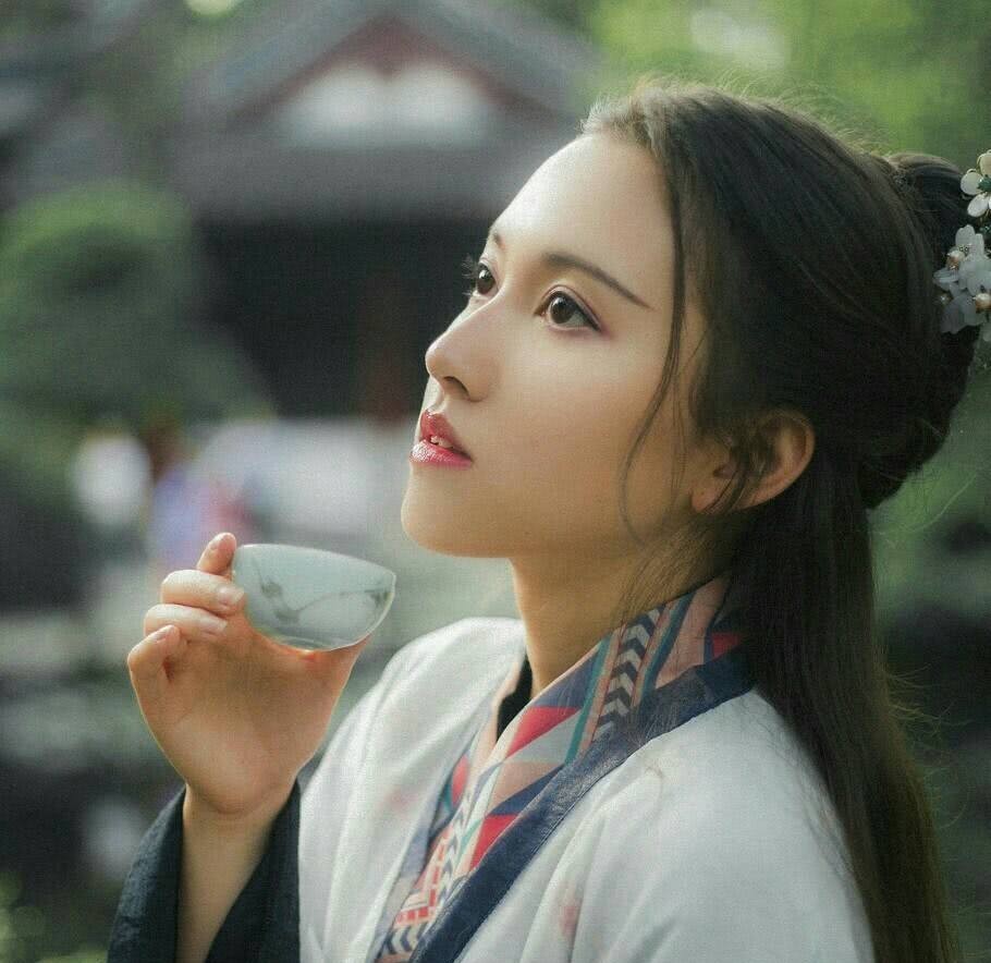 哀怨|才女不惹人注意的经典,前两句哀怨,后两句大气,难怪齐名李清照