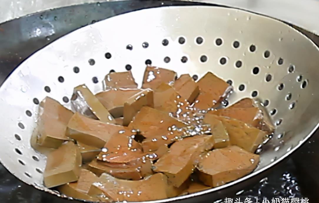 下雨天|下雨天与麻辣最配!回家来一盘麻辣鸭血,吃完瞬间热血沸腾